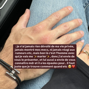 En outre, la jeune journaliste a promis de prochainement s'afficher avec son futur mari. 
Agathe Auproux annonce être fiancée à son mystérieux compagnon ! Instagram