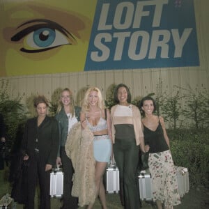 En France, à la Plaine-Saint-Denis, Kenza BRAIGA, Delphine CASTEX, Loana PETRUCCIANI, Julie DEMME et Laure DE LATTRE lors de l'émission Loft Story le 26 avril 2001.