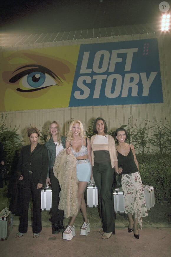 En France, à la Plaine-Saint-Denis, Kenza BRAIGA, Delphine CASTEX, Loana PETRUCCIANI, Julie DEMME et Laure DE LATTRE lors de l'émission Loft Story le 26 avril 2001.