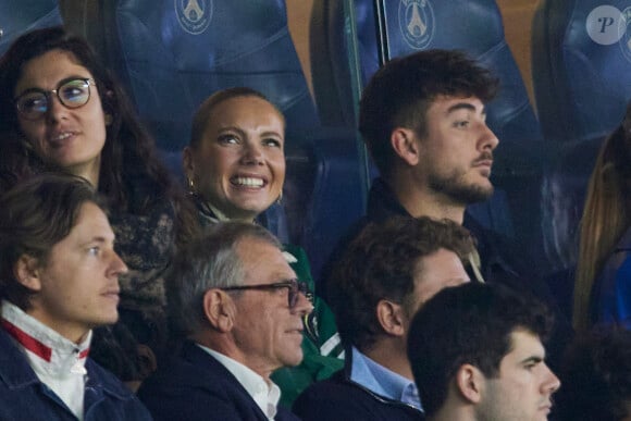 Amandine Petit et son compagnon dans les tribunes lors du match de Ligue Des Champions (LDC) "PSG - PSV Eindhoven (1-1)" au Parc des Princes à Paris, le 22 octobre 2024.