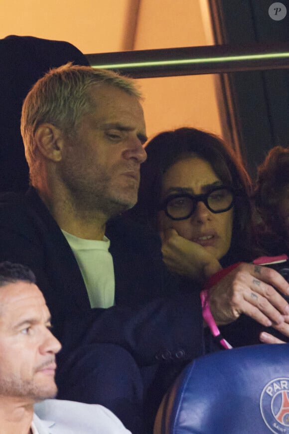 Jérôme Rothen avec sa compagne et son fils dans les tribunes lors du match de Ligue Des Champions (LDC) "PSG - PSV Eindhoven (1-1)" au Parc des Princes à Paris, le 22 octobre 2024.