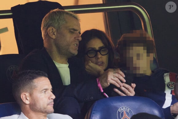 Jérôme Rothen avec sa compagne et son fils dans les tribunes lors du match de Ligue Des Champions (LDC) "PSG - PSV Eindhoven (1-1)" au Parc des Princes à Paris, le 22 octobre 2024.