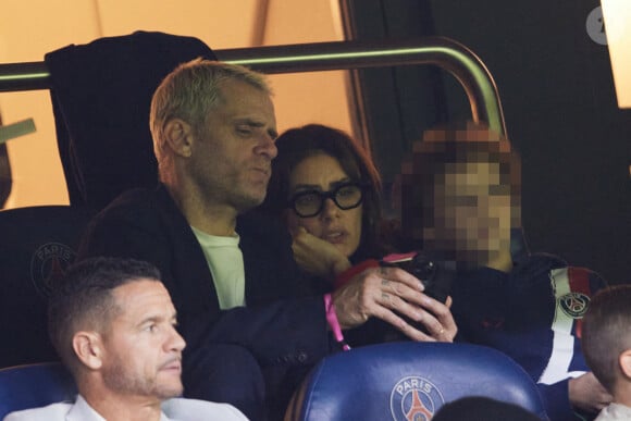 Jérôme Rothen avec sa compagne et son fils dans les tribunes lors du match de Ligue Des Champions (LDC) "PSG - PSV Eindhoven (1-1)" au Parc des Princes à Paris, le 22 octobre 2024.