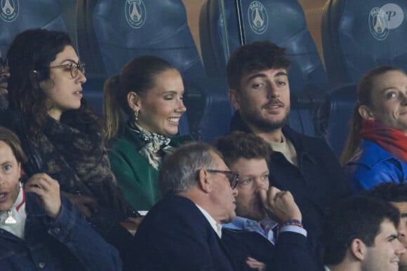 Amandine Petit et son compagnon dans les tribunes lors du match de Ligue Des Champions (LDC) "PSG - PSV Eindhoven (1-1)" au Parc des Princes à Paris, le 22 octobre 2024.