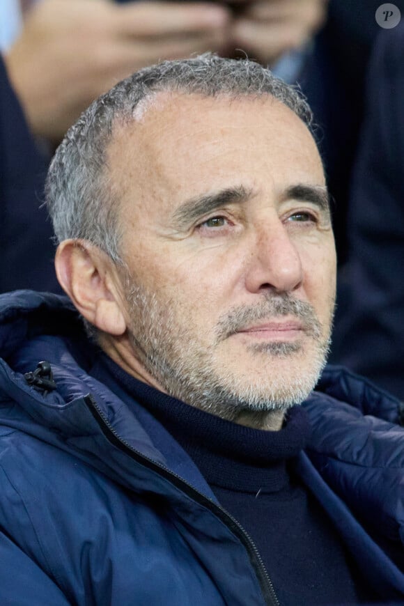 Elie Semoun dans les tribunes lors du match de Ligue Des Champions (LDC) "PSG - PSV Eindhoven (1-1)" au Parc des Princes à Paris, le 22 octobre 2024.