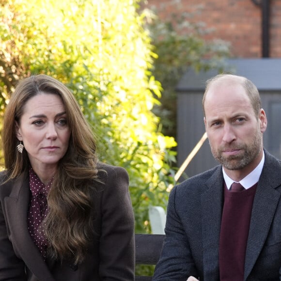 Le prince William, prince de Galles, et Catherine (Kate) Middleton, princesse de Galles, visitent le centre communautaire de Southport pour rencontrer les familles des personnes prises dans l'attaque au couteau de Southport plus tôt cette année, à Southport, Merseyside, Royaume-Uni, le 10 octobre 2024. © Danny Lawson/WPA-Pool/Bestimage 