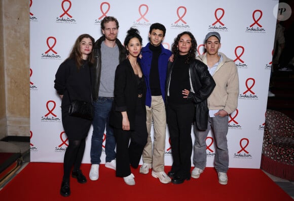 Gaela le Devehat, Constantin Balsan, Randiane Naly, Lucas Ivoula, Marie Fevre et Mateo Paitel de la série 'Un si grand soleil' - Photocall de la soirée de lancement du "Sidaction" au théâtre Edouard VII à Paris le 4 mars 2024. © Denis Guignebourg/Bestimage 