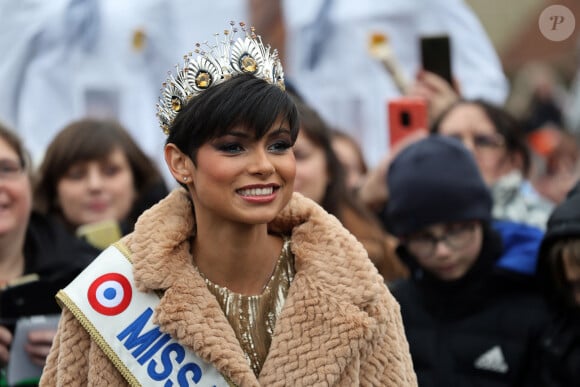 30 Miss issues de toutes les régions de France et des Outre-Mer s'affronteront pour succéder à Eve Gilles
Eve Gilles, Miss France 2024, a défilé dans les rues de son village de Quaëdypre dans le Nord. Le 20 décembre 2023