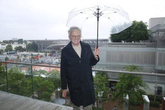 Exclusif - Même à l'abri, Nelson Monfort ouvre son parapluie au déjeuner dans la loge de France TV lors des Internationaux de France de Tennis de Roland Garros 2024 - Jour 7 à Paris, France, le 1er Juin 2024. © Bertrand Rindoff/Bestimage