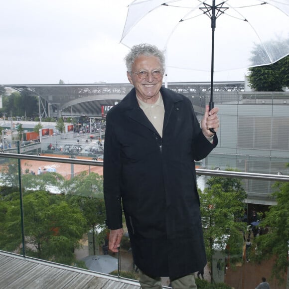 Exclusif - Même à l'abri, Nelson Monfort ouvre son parapluie au déjeuner dans la loge de France TV lors des Internationaux de France de Tennis de Roland Garros 2024 - Jour 7 à Paris, France, le 1er Juin 2024. © Bertrand Rindoff/Bestimage