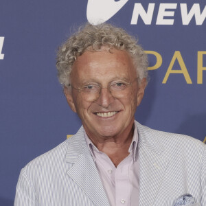 Plus encore, Nelson Monfort indique qu'il se produit sur scène avec Philippe Candeloro, son acolyte.
Nelson Monfort au photocall de la soirée de gala de la chaine i24News à Chaillot - Théâtre national de la Danse à l'occasion de la célébration du 2ème anniversaire de la signature des Accords d'Abraham, Paris le 5 septembre 2022. © Jack Tribeca / Bestimage