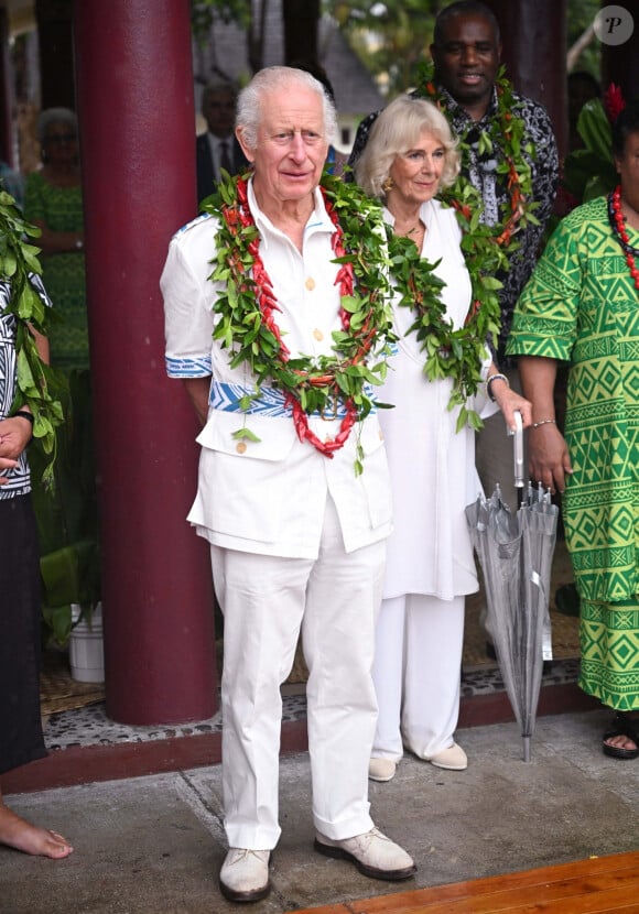 D'après l'hebdomadaire, le papa de William et Harry se démènerait pour le déloger car son épouse envisageait d'y "finir sa vie".
Le roi Charles III et la reine Camilla visitent le village culturel samoan qui célèbre l'importance des arts traditionnels, de l'artisanat, de la culture, de l'entreprise et du sport à Samoa le 24 octobre 2024. 