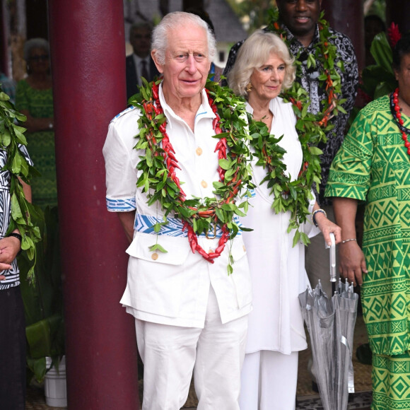 D'après l'hebdomadaire, le papa de William et Harry se démènerait pour le déloger car son épouse envisageait d'y "finir sa vie".
Le roi Charles III et la reine Camilla visitent le village culturel samoan qui célèbre l'importance des arts traditionnels, de l'artisanat, de la culture, de l'entreprise et du sport à Samoa le 24 octobre 2024. 