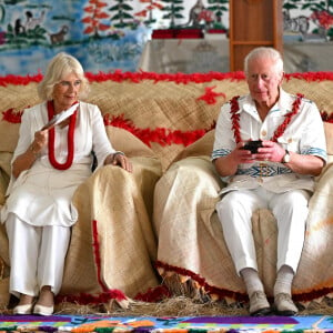 Le roi Charles III d'Angleterre et la reine consort Camilla assistent à une cérémonie officielle d'accueil royal 'ava à l'université nationale de Samoa à Apia, Samoa le 23 octobre 2024. 