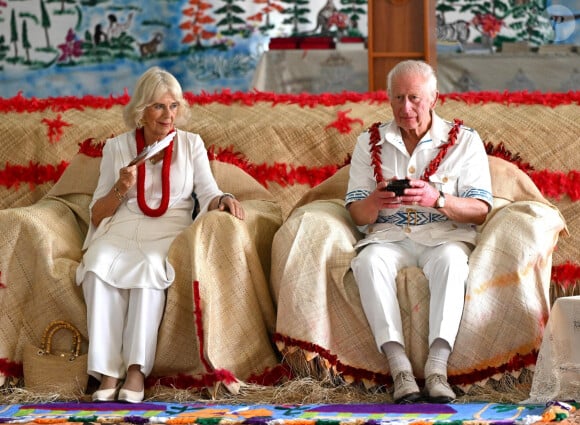 Le roi Charles III d'Angleterre et la reine consort Camilla assistent à une cérémonie officielle d'accueil royal 'ava à l'université nationale de Samoa à Apia, Samoa le 23 octobre 2024. 