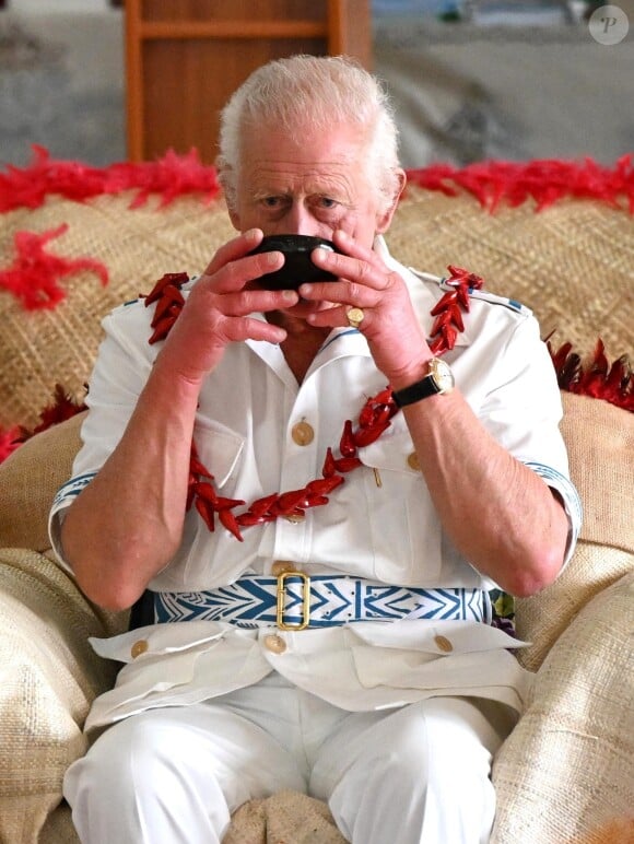 Le roi Charles III d'Angleterre et la reine consort Camilla assistent à une cérémonie officielle d'accueil royal 'ava à l'université nationale de Samoa à Apia, Samoa le 23 octobre 2024. 