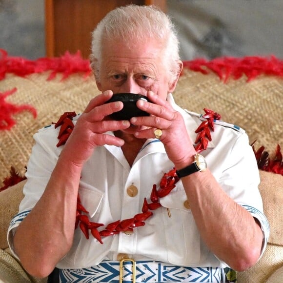 Le roi Charles III d'Angleterre et la reine consort Camilla assistent à une cérémonie officielle d'accueil royal 'ava à l'université nationale de Samoa à Apia, Samoa le 23 octobre 2024. 