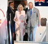 Luttant courageusement contre la maladie, le roi Charles III a dernièrement entamé sa grande tournée australienne aux côtés de son épouse, la reine Camilla.
Le roi Charles III d'Angleterre et la reine consort Camilla Parker Bowles à leur arrivée à l'aéroport international Faleolo à Apia (Iles Samoa), à l'occasion de leur voyage en Australie. 