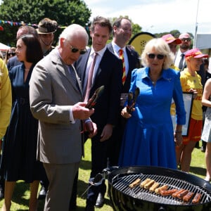 Le roi Charles III d'Angleterre et Camilla Parker Bowles, reine consort d'Angleterre, participent au barbecue communautaire à Sydney, le 22 octobre 2024. 