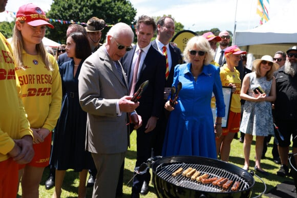 Le roi Charles III d'Angleterre et Camilla Parker Bowles, reine consort d'Angleterre, participent au barbecue communautaire à Sydney, le 22 octobre 2024. 