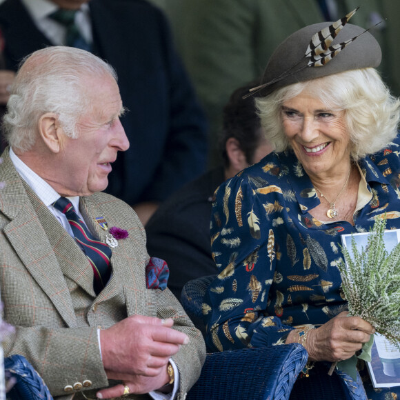 Comme l'a rapporté "Gala" ce jeudi 24 octobre 2024, si la reine Camilla survit au monarque, elle devrait devenir "reine douairière", un titre traditionnellement attribué aux veuves de rois.
Le roi Charles III d'Angleterre et Camilla Parker Bowles, reine consort d'Angleterre, partagent un fou rire lors du Braemar Gathering 2024, le 7 septembre 2024. © Goff / Bestimage 