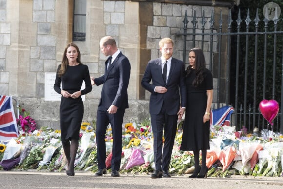 Le prince de Galles William, la princesse de Galles Kate Catherine Middleton, le prince Harry, duc de Sussex, Meghan Markle, duchesse de Sussex à la rencontre de la foule devant le château de Windsor, suite au décès de la reine Elisabeth II d'Angleterre.