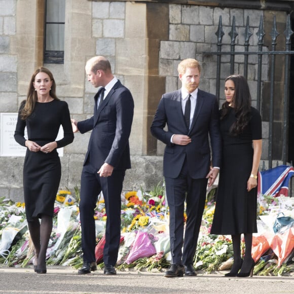 Le prince de Galles William, la princesse de Galles Kate Catherine Middleton, le prince Harry, duc de Sussex, Meghan Markle, duchesse de Sussex à la rencontre de la foule devant le château de Windsor, suite au décès de la reine Elisabeth II d'Angleterre.