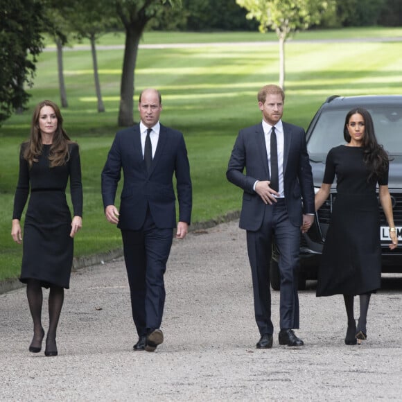 Le prince de Galles William, la princesse de Galles Kate Catherine Middleton, le prince Harry, duc de Sussex, Meghan Markle, duchesse de Sussex à la rencontre de la foule devant le château de Windsor, suite au décès de la reine Elisabeth II d'Angleterre.