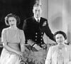 Ce fut le cas d'Elizabeth Bowes-Lyon, la mère d'Elizabeth II, qui après la mort de George VI en 1952, opta pour le titre de "reine mère" (Queen mum ndlr).
Londres, Angleterre, Royaume-Uni - Portrait de la famille royale. Georges VI est devenu roi de manière inattendue à la suite de l'abdication de son frère en 1936. Homme consciencieux et dévoué, il travaille dur pour s'adapter au rôle dans lequel il a été soudainement jeté. Il avait épousé Lady Elizabeth Bowes-Lyon qui devint Queen Elizabeth et eut deux filles les princesses Margaret, à gauche, et Elizabeth à droite. Traduit avec DeepL.com (version gratuite)