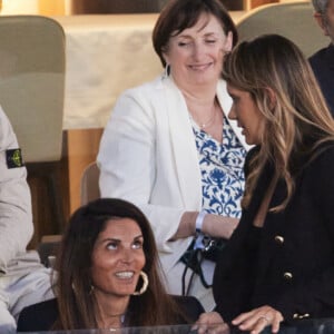 Exclusif - Cyril Lignac et sa compagne Déborah dans les tribunes des Internationaux de France de tennis de Roland Garros 2024 à Paris le 5 juin 2024. © Jacovides-Moreau/Bestimage