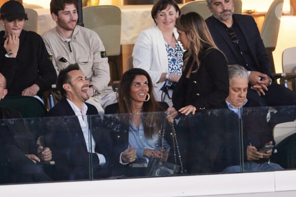 Exclusif - Cyril Lignac et sa compagne Déborah dans les tribunes des Internationaux de France de tennis de Roland Garros 2024 à Paris le 5 juin 2024. © Jacovides-Moreau/Bestimage