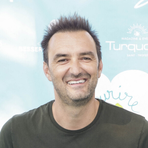 Cyril Lignac lors d'un tournoi de pétanque place des Lices organisé par le magazine Turquoise pour l'association Sourire à la vie à Saint-Tropez le 10 août 2022. © Jack Tribeca / Bestimage