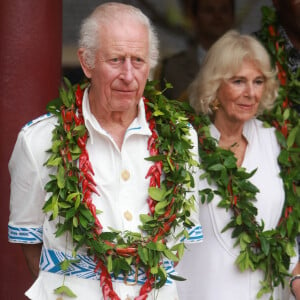 Ce dernier alors âgé de 78 ans a trouvé la mort après s'être "coincé entre un mur et son lit alors qu'il était ivre", apprend-on.
Le roi Charles III d'Angleterre et la reine consort Camilla Parker Bowles en visite dans un village sur les Iles Samoa, à l'occasion de leur visite en Australie. Le 24 octobre 2024 © Ian Vogler / MirrorPix / Bestimage 