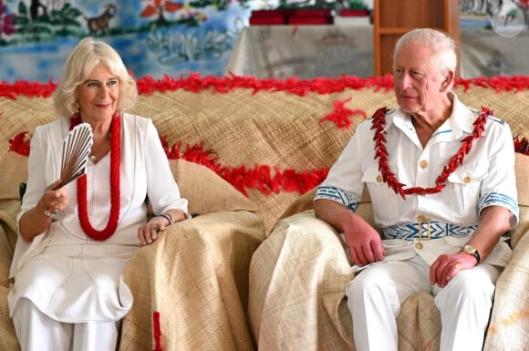 Le roi Charles III d'Angleterre et la reine consort Camilla assistent à une cérémonie officielle d'accueil royal 'ava à l'université nationale de Samoa à Apia, Samoa le 23 octobre 2024. 