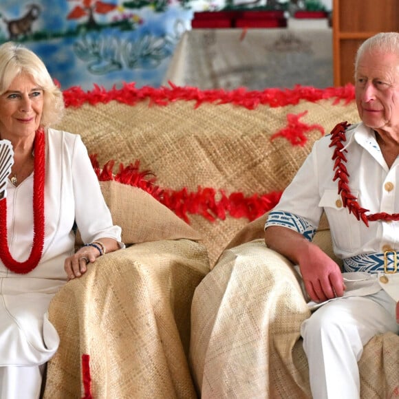 Le roi Charles III d'Angleterre et la reine consort Camilla assistent à une cérémonie officielle d'accueil royal 'ava à l'université nationale de Samoa à Apia, Samoa le 23 octobre 2024. 