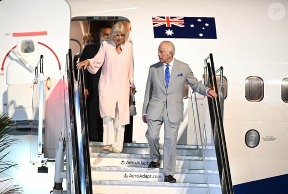 Le roi Charles III d'Angleterre et la reine consort Camilla Parker Bowles à leur arrivée à l'aéroport international Faleolo à Apia (Iles Samoa), à l'occasion de leur voyage en Australie. Le 23 octobre 2024 