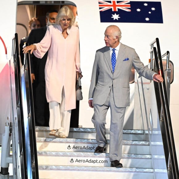 Le roi Charles III d'Angleterre et la reine consort Camilla Parker Bowles à leur arrivée à l'aéroport international Faleolo à Apia (Iles Samoa), à l'occasion de leur voyage en Australie. Le 23 octobre 2024 