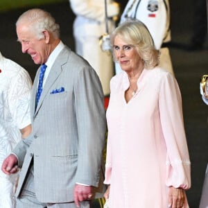 Le roi Charles III d'Angleterre et la reine consort Camilla Parker Bowles à leur arrivée à l'aéroport international Faleolo à Apia (Iles Samoa), à l'occasion de leur voyage en Australie. Le 23 octobre 2024 