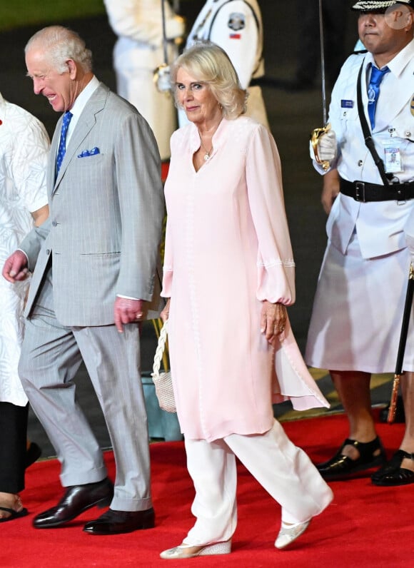 Le roi Charles III d'Angleterre et la reine consort Camilla Parker Bowles à leur arrivée à l'aéroport international Faleolo à Apia (Iles Samoa), à l'occasion de leur voyage en Australie. Le 23 octobre 2024 