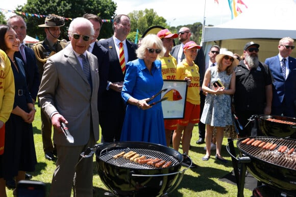 Le roi Charles III d'Angleterre et Camilla Parker Bowles, reine consort d'Angleterre, participent au barbecue communautaire à Sydney, le 22 octobre 2024. 