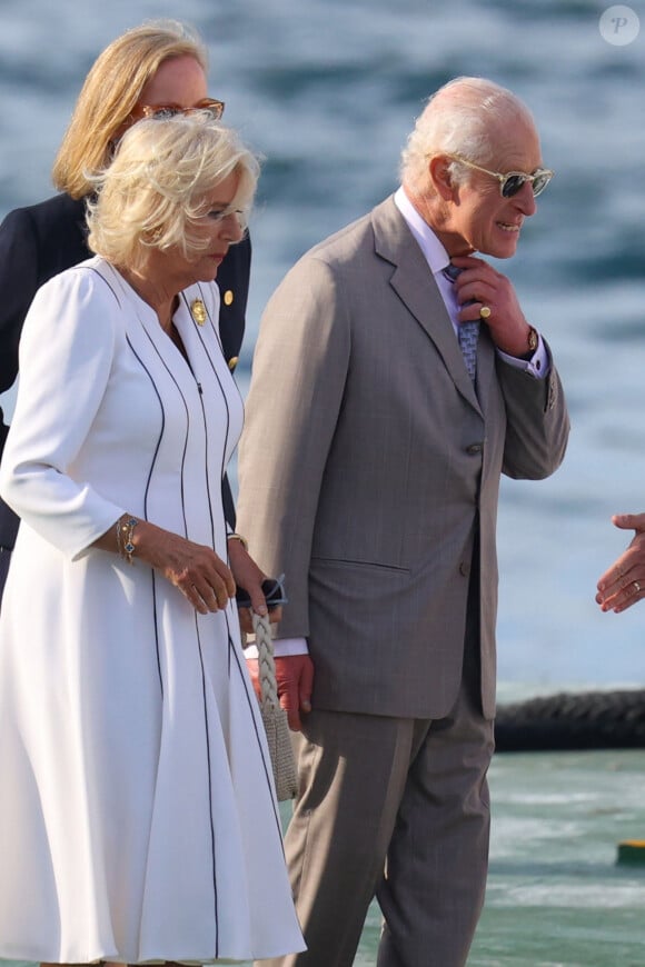 Le roi Charles III d'Angleterre et Camilla Parker Bowles, reine consort d'Angleterre, arrivent en bateau à l'opéra de Sydney lors de leur visite officielle en Autsralie et aux îles Samoa. Sydney, le 22 octobre 2024. 