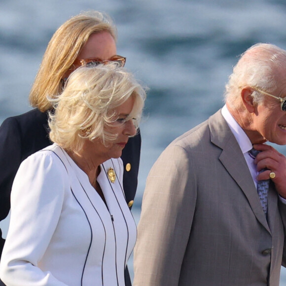 Le roi Charles III d'Angleterre et Camilla Parker Bowles, reine consort d'Angleterre, arrivent en bateau à l'opéra de Sydney lors de leur visite officielle en Autsralie et aux îles Samoa. Sydney, le 22 octobre 2024. 