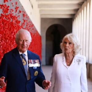 Le roi Charles III d'Angleterre et Camilla Parker Bowles, reine consort d'Angleterre, visitent le Mémorial australien de la guerre à Canberra (Australie), le 21 octobre 2024.