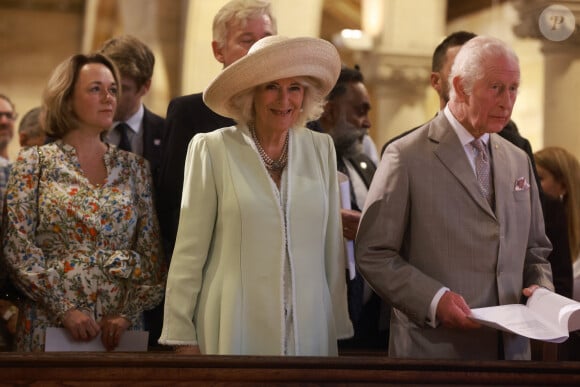 Le roi Charles III d'Angleterre et Camilla Parker Bowles, reine consort d'Angleterre, assistent à une cérémonie à l'église anglicane St. Thomas à Sydney, le 20 octobre 2024.