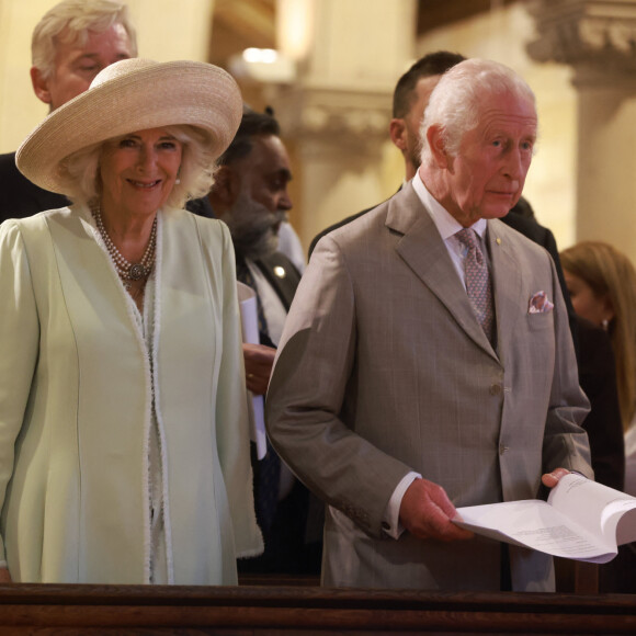 Le roi Charles III d'Angleterre et Camilla Parker Bowles, reine consort d'Angleterre, assistent à une cérémonie à l'église anglicane St. Thomas à Sydney, le 20 octobre 2024.