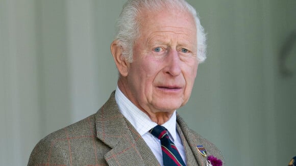 "Coincé entre le mur et son lit" : Un proche de Charles III disparaît à 78 ans dans des circonstances étranges