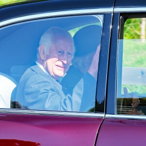 Le roi Charles III d'Angleterre et Camilla Parker Bowles, reine consort d'Angleterre, arrivent à l'église de Crathie à l'occasion du 2ème anniversaire de la mort de la reine Elizabeth. © GoffPhotos/Bestimage 