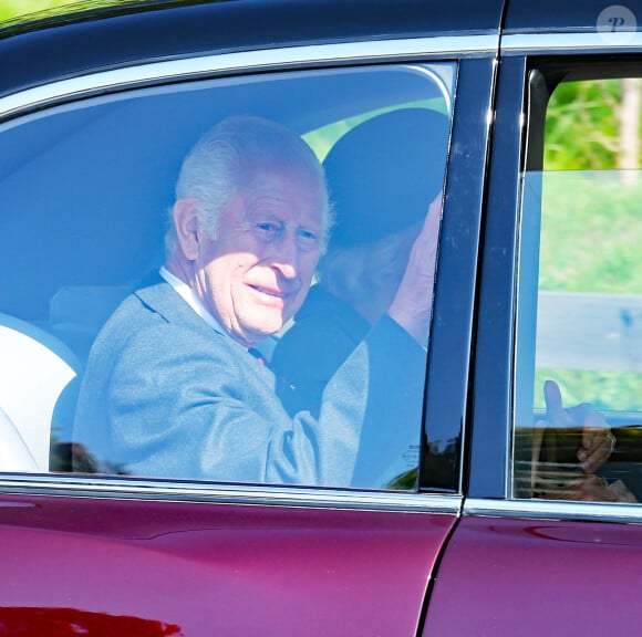 Le roi Charles III d'Angleterre et Camilla Parker Bowles, reine consort d'Angleterre, arrivent à l'église de Crathie à l'occasion du 2ème anniversaire de la mort de la reine Elizabeth. © GoffPhotos/Bestimage 