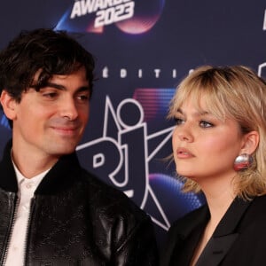 Florian Rossi et sa compagne Louane Emera au photocall de la 25ème cérémonie des "NRJ Music Awards (NMA)" au palais des Festivals et des Congrès de Cannes, France, le 10 novembre 2023. © Dominique Jacovides/Bestimage 