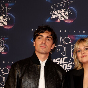 Florian Rossi et sa compagne Louane au photocall de la 25ème cérémonie des "NRJ Music Awards (NMA)" au palais des Festivals et des Congrès de Cannes, France, le 10 novembre 2023. © Dominique Jacovides/Bestimage